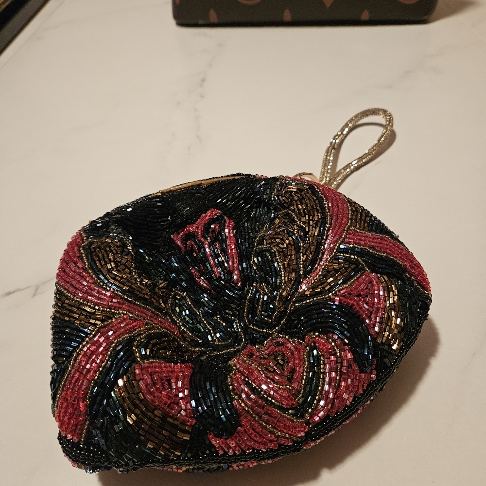 Vintage 😍  beaded clutch with gold hardware - Picture 6 of 7